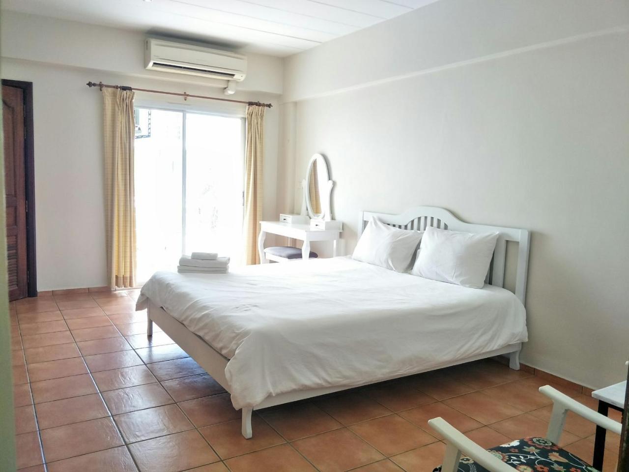 Lomsabai Apartments Bang Saen Exterior photo