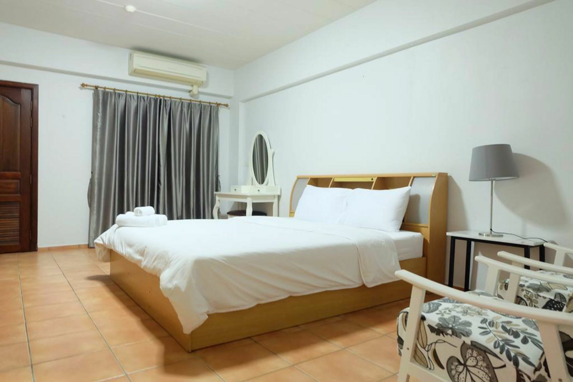 Lomsabai Apartments Bang Saen Exterior photo